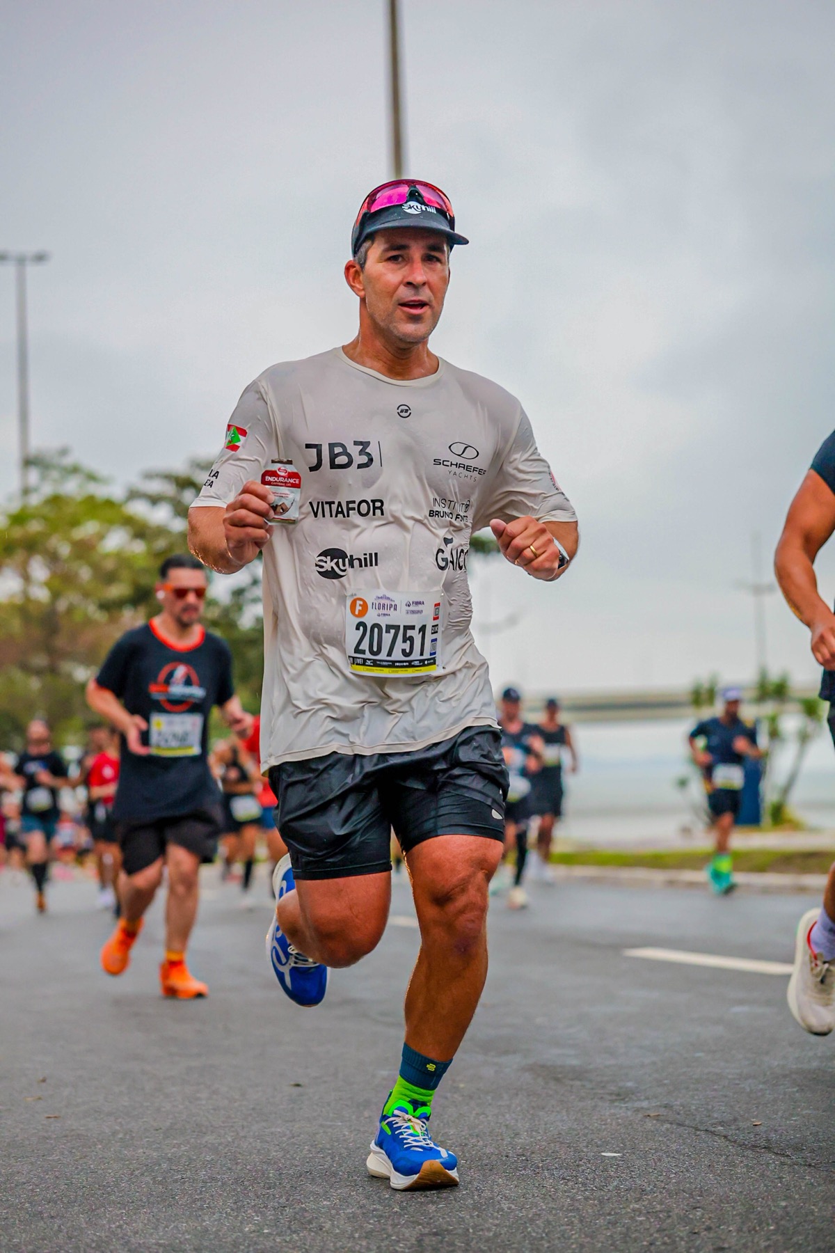 Bruno Fontes correndo a Maratona de Floripa 2026