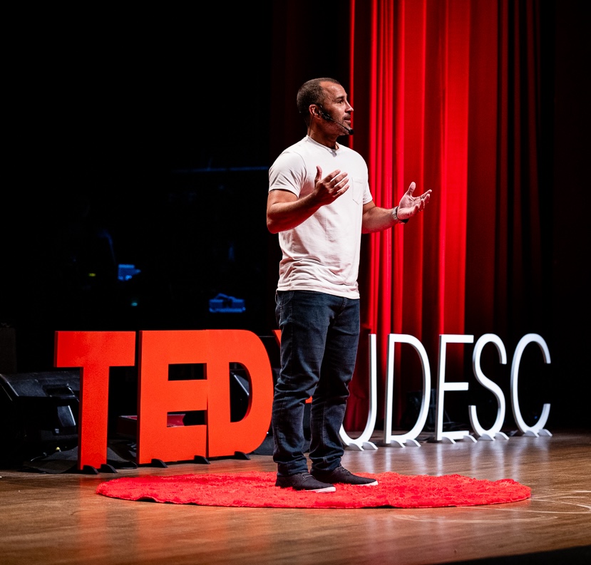 Bruno Fontes no palco do TEDx UDESC